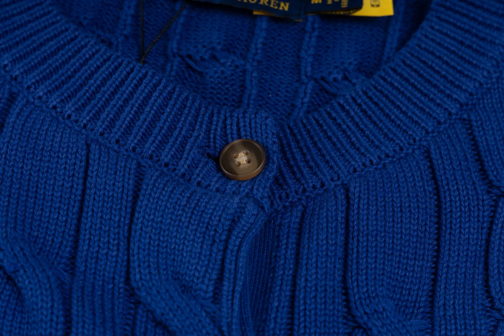 P230 #R93 RALPH LAUREN Ralph Lauren twelve colors classic small label embroidery logo seven-button knitted cable cardigan sweater for women, high-density LOGO embroidery on the chest, original customization of tag accessories. Made of pure cotton yarn, pure cotton is skin-friendly and comfortable, small label war horse embroidered twist button cardigan sweater 🐎 high quality, follow the blogger to learn how to wear it! Let’s buy a Ralph Lauren cable sweater. It’s a super hard-to-find series after it became popular. It’s hard to find one on the official website. It’s simple and practical to wear, with a lazy and loose feel. The thickened fabric has more texture, feels soft and delicate, and has a loose fit. Whether worn alone or layered, you can wear different styles of fashion with just one piece!   Size: